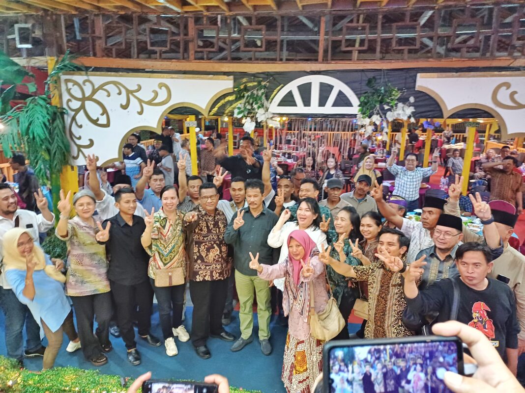 Tokoh masyarakat dari 10 Provinsi Indonesia Timur mendeklarasikan dukungan kepada calon gubernur H. Muhammad Rudi dan H. Aunur Rafiq di Golden Prawn, Senin (22/10/2024).